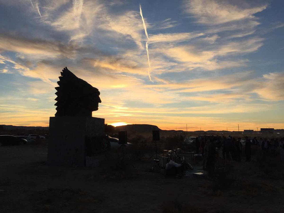 MengLang's tweet photo. 【2017年12月11日 美國 加州 葉爾默（Yermo, California）】

應藝術家陳維明兄之邀，參加由他主持的「自由雕塑公園」奠基儀式

雕塑公園現場即景 https://t.co/f83wGyFf91