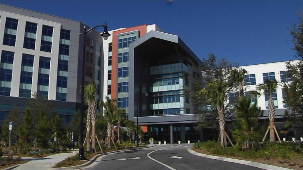 orlandosentinel's tweet photo. Ambulances to carry patients from old Florida Hospital Apopka to new one https://t.co/6QAs77fr9f https://t.co/tPV2yQIbC4