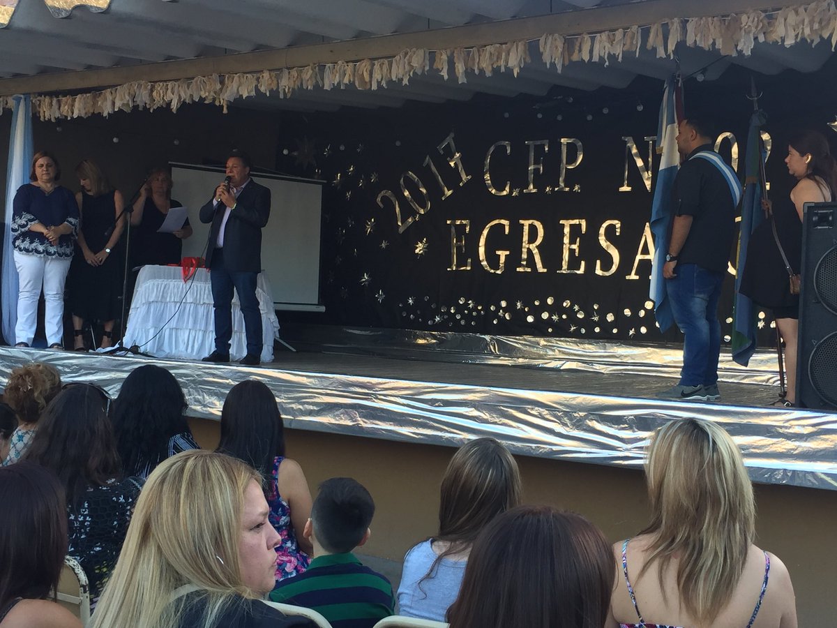 MarcosBVillar's tweet photo. @PedroFioriliso Pte. Del dto. Educación CyT de @UIPBA en el acto de cierre de año de #CFP402 de @DFPBA conveniado con @PrensaUide con una matrícula de más de 1400 alumnos. https://t.co/BD3hxSYBfS