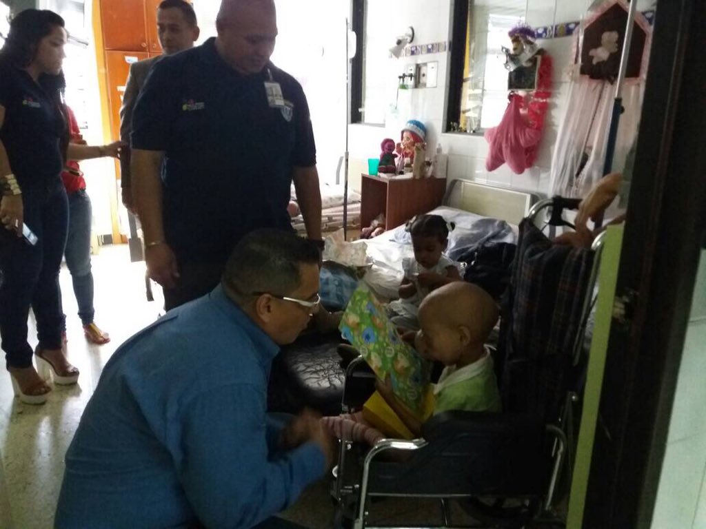 Cicpc083's tweet photo. Cicpc Puerto La Cruz realizó entrega de regalos a niños del Oncológico infantil de Barcelona. https://t.co/UdpajEcvGA #CICPC https://t.co/1oMgGohvjW