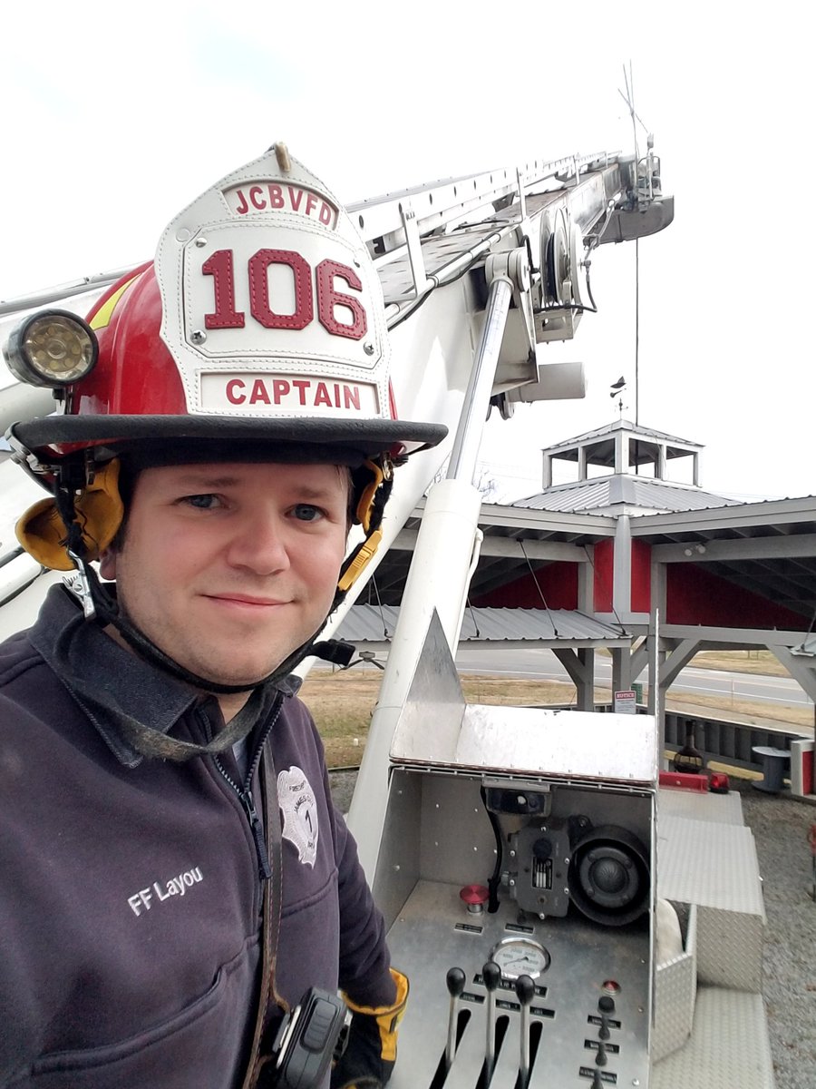 dannfpe's tweet image. How firefighters decorate for Christmas #LadderWork