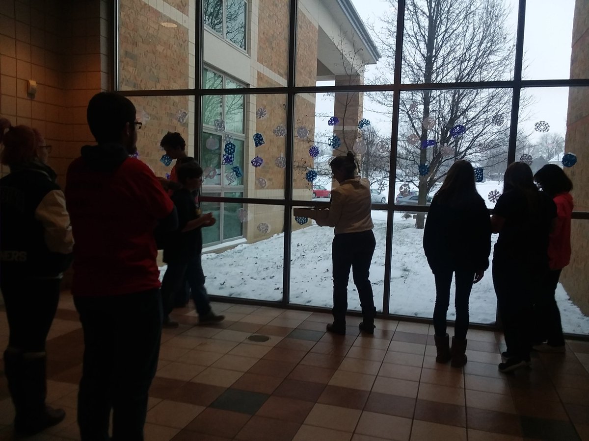 ARTCLUB_MHS's tweet photo. Lovely day for lovely snowflakes with all of our Art Clubbers!! Each one has a wish written on it 🌠❄ https://t.co/9lXFnVo1KY