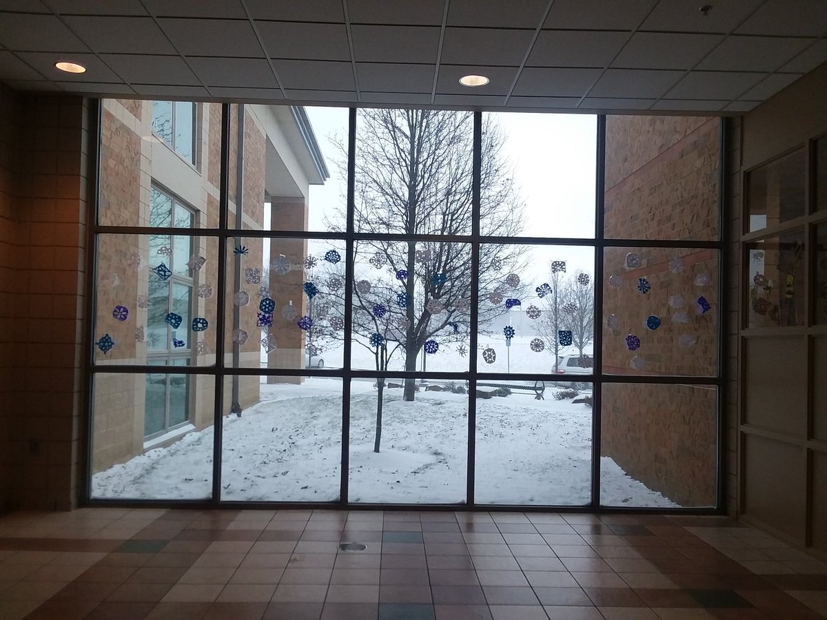 Lovely day for lovely snowflakes with all of our Art Clubbers!! Each one has a wish written on it 🌠❄