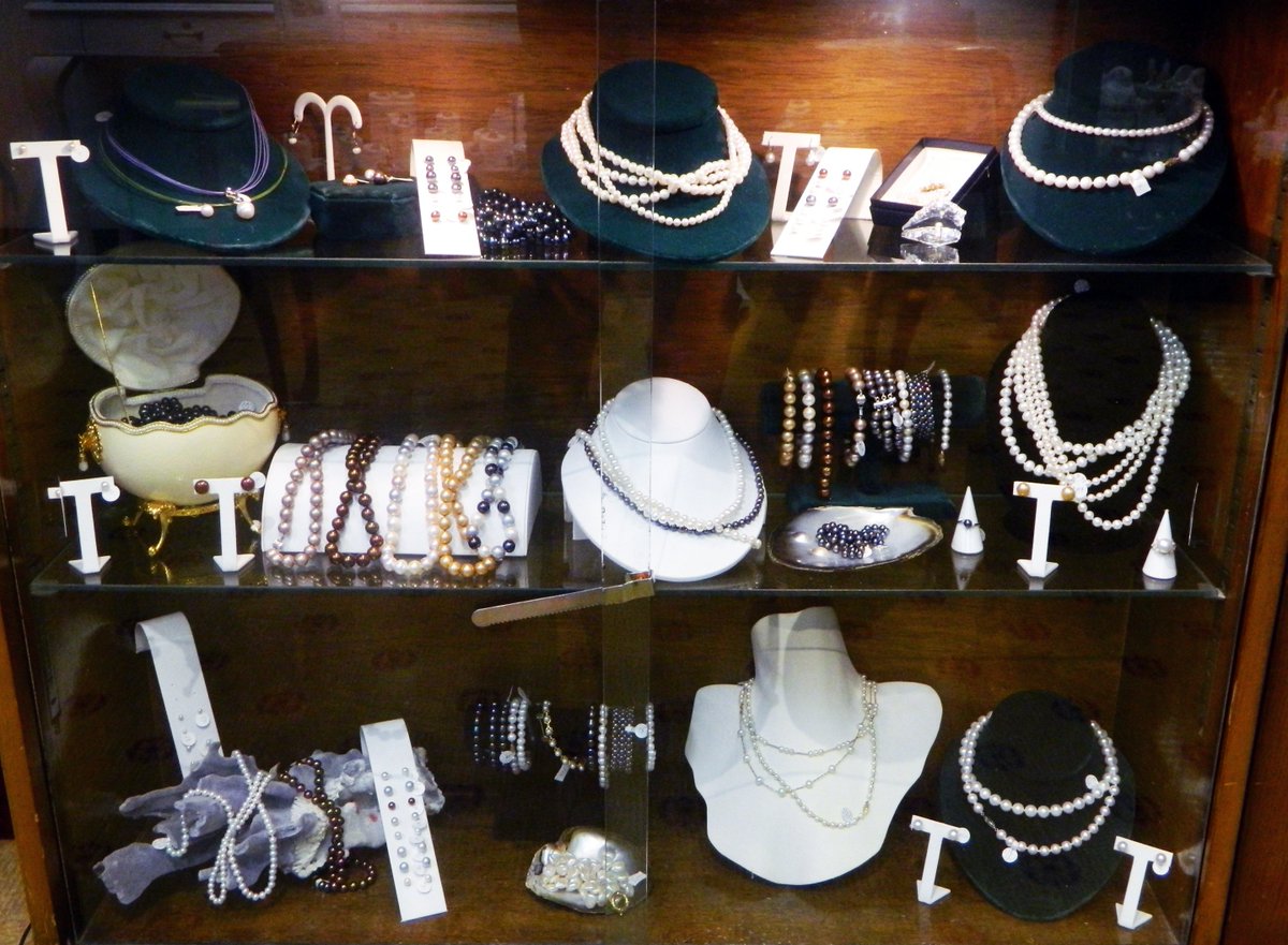BaseballDmds's tweet photo. All pearls are 40% off until Christmas. We'd rather sell it for less than move it so come on by. #holidaysavings #holidaydeals #christmas #shopping #presents #stockingstuffers #present #christmasgifts #christmasgift #christmascountdown #sterlingsilver #merrychristmas #pearls https://t.co/ULivB5VzHl