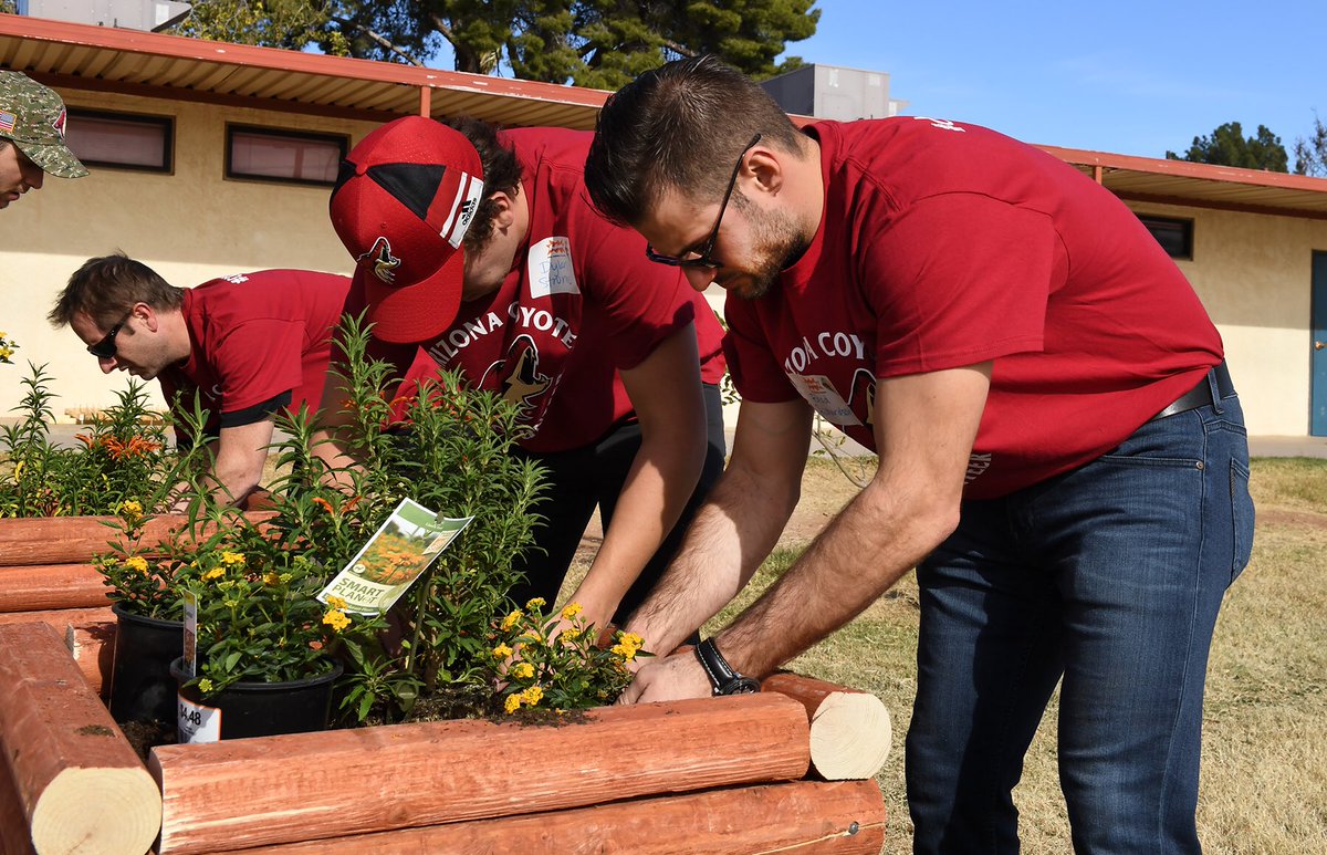 Real men plant flowers. 🌸   #CoyotesGiveBack https://t.co/80a0m6MMMM