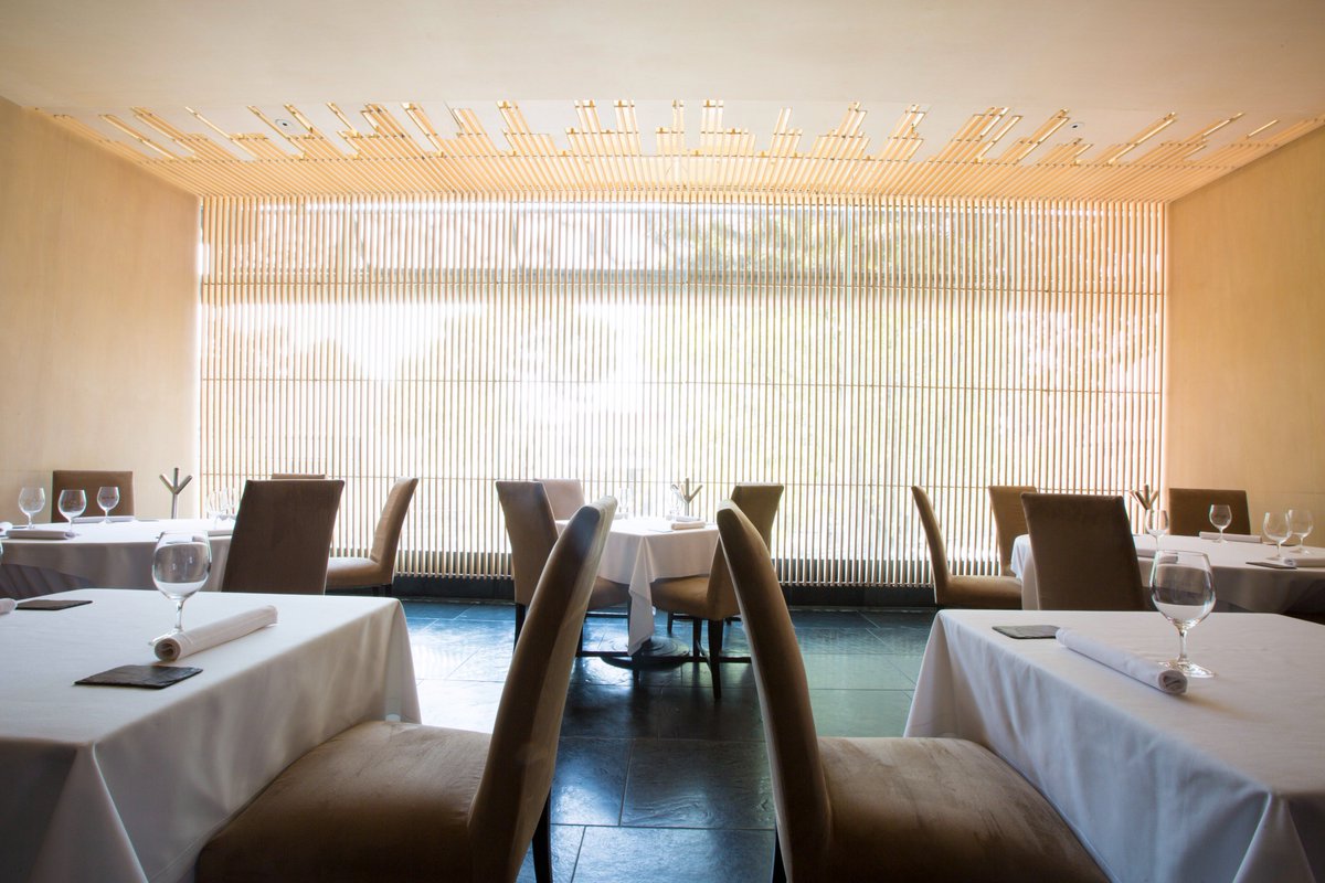 El despacho Entasis de Ricardo Warman y Alejandro de la Vega, concibieron un restaurante que 10 años después, sigue vigente en su modernidad y armonía, llevándose la Bienal Nacional de Arquitectura.
Parte de nuestro éxito también es el ambiente que brindamos. #Biko #10añosBiko