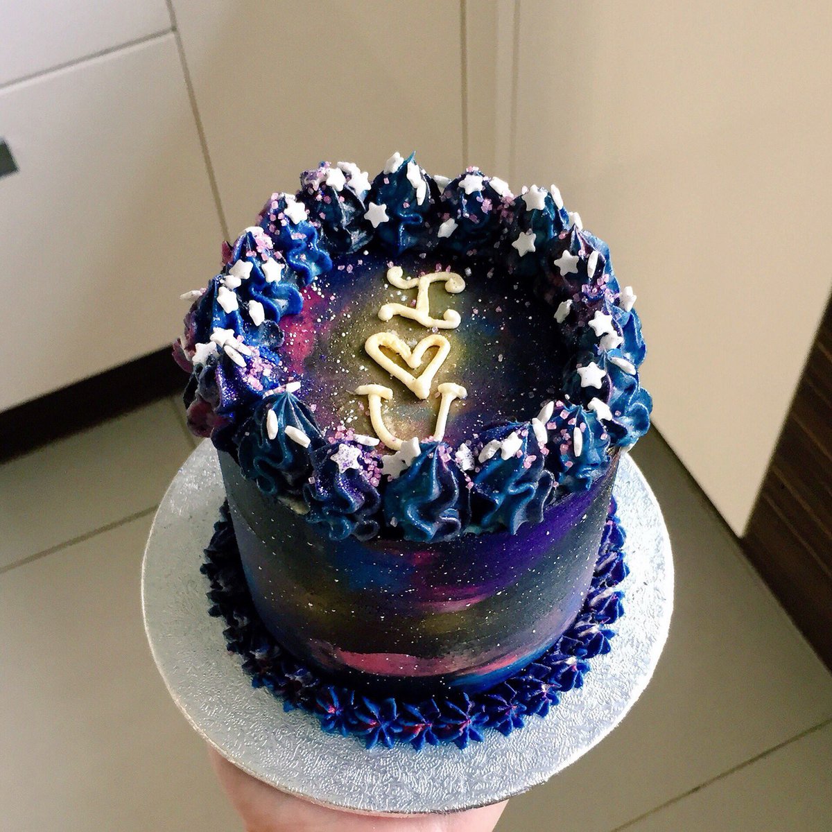 pashmk's tweet photo. 💫🎁❄️⛄️GIVEAWAY TIME 🎂🍰🎉❄️ giving away a 4 inch cake to two lucky winners any flavour of your choice just RETWEET to enter 🎊🎀🙇🏻‍♀️🤳 https://t.co/Dqv0pTJy7a