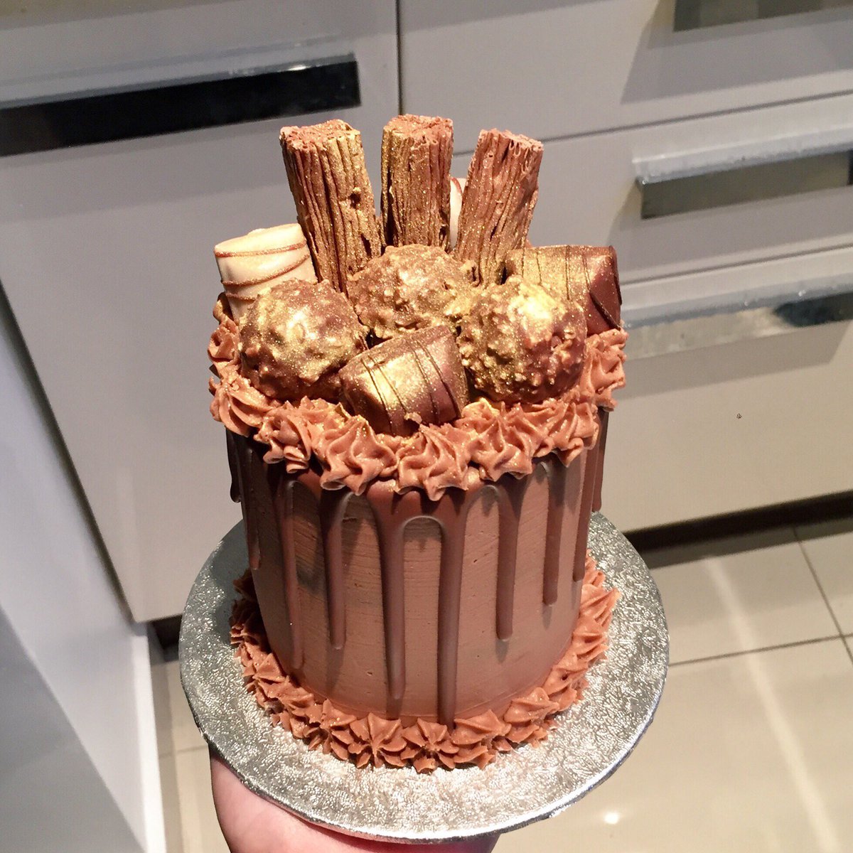 pashmk's tweet photo. 💫🎁❄️⛄️GIVEAWAY TIME 🎂🍰🎉❄️ giving away a 4 inch cake to two lucky winners any flavour of your choice just RETWEET to enter 🎊🎀🙇🏻‍♀️🤳 https://t.co/Dqv0pTJy7a
