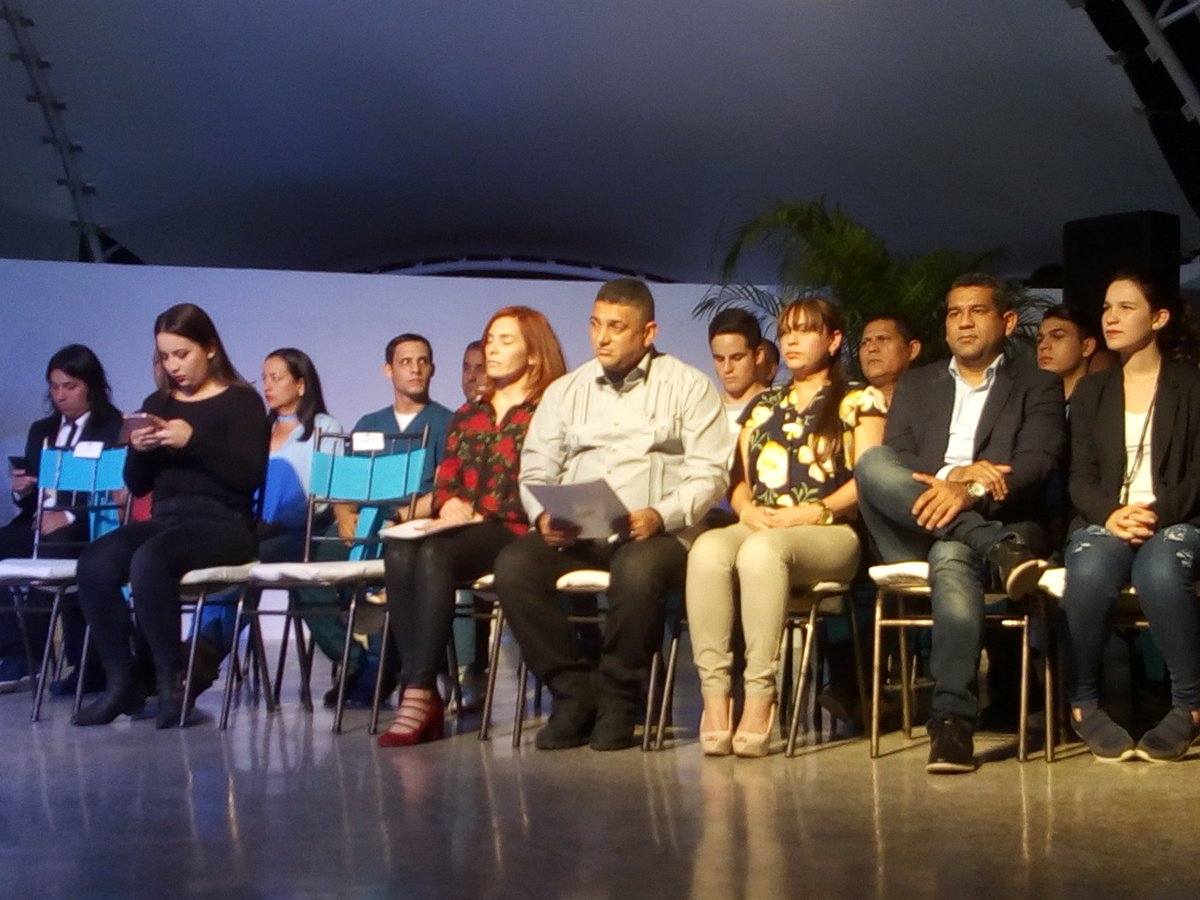 willy_casanova's tweet photo. Desde la Plaza de la Revolución 
asistimos al Acto de Proclamación y entrega de credenciales como Alcalde electo a @DirwingsSF y Gobernador del estado Zulia. @OmarPrieto_PSUV #MaracaiboTeQuiero #MaracaiboTieneUnPlan #NavidadesDeVictoriaYPaz https://t.co/LW1arORbB2