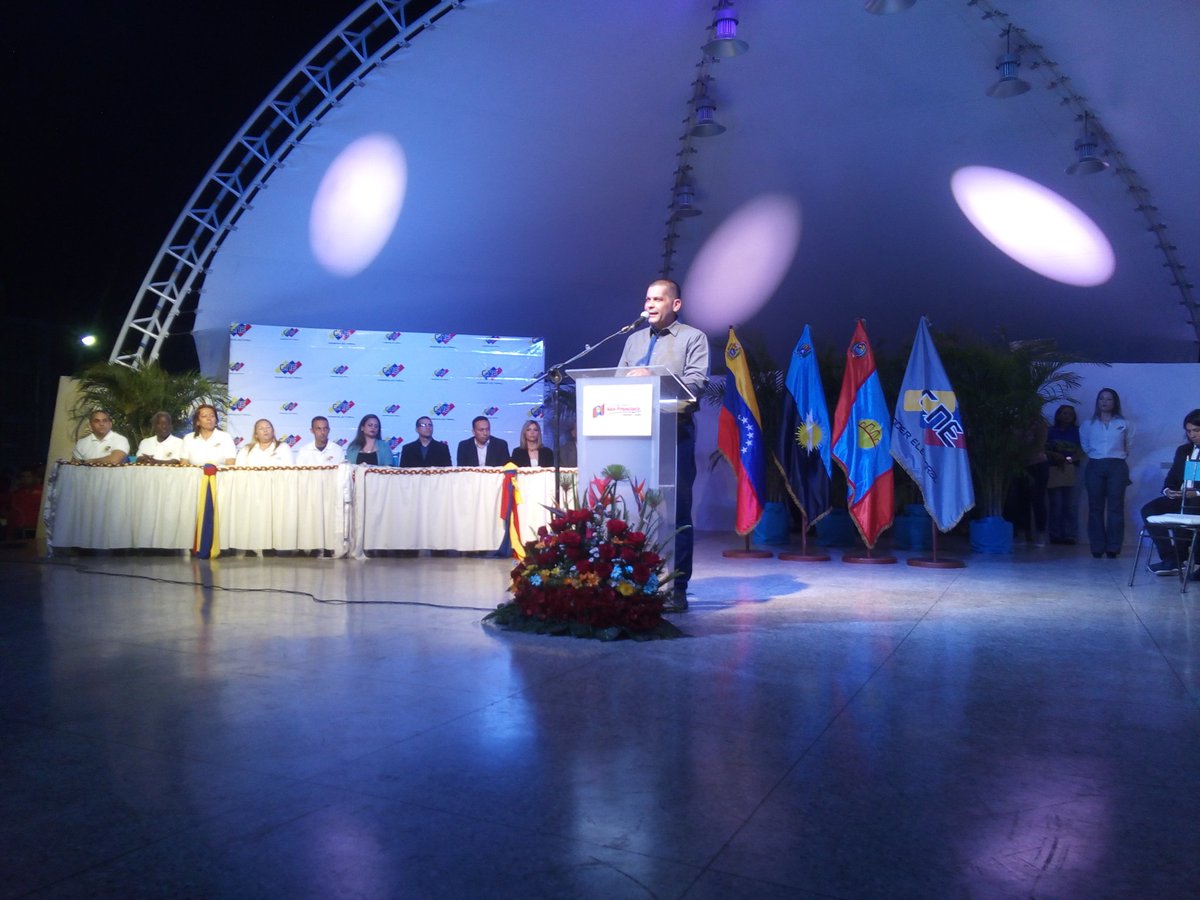 willy_casanova's tweet photo. Desde la Plaza de la Revolución 
asistimos al Acto de Proclamación y entrega de credenciales como Alcalde electo a @DirwingsSF y Gobernador del estado Zulia. @OmarPrieto_PSUV #MaracaiboTeQuiero #MaracaiboTieneUnPlan #NavidadesDeVictoriaYPaz https://t.co/LW1arORbB2