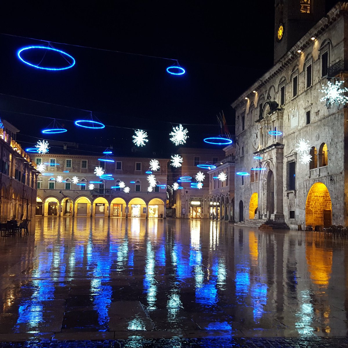 scopriascoli's tweet photo. Non posso non amarti #scopriascoli #piazzadelpopolo #piazzepiubelleditalia #AscoliPiceno #natale #visiteguidate #mvr #ascolitourguide https://t.co/TnkKdbzBpD