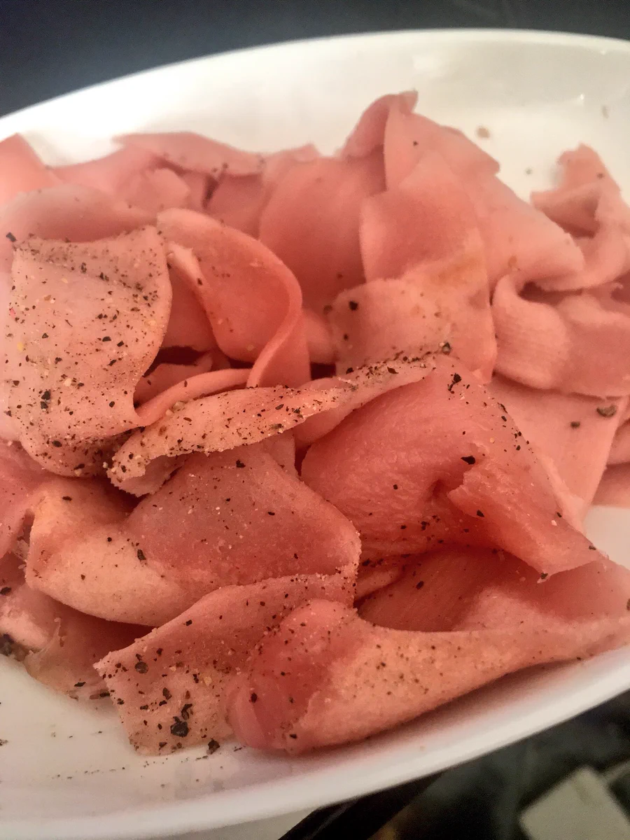 簡単に美味しいおつまみができちゃう！魚肉ソーセージをスライスしてチンすると美味しいらしい！