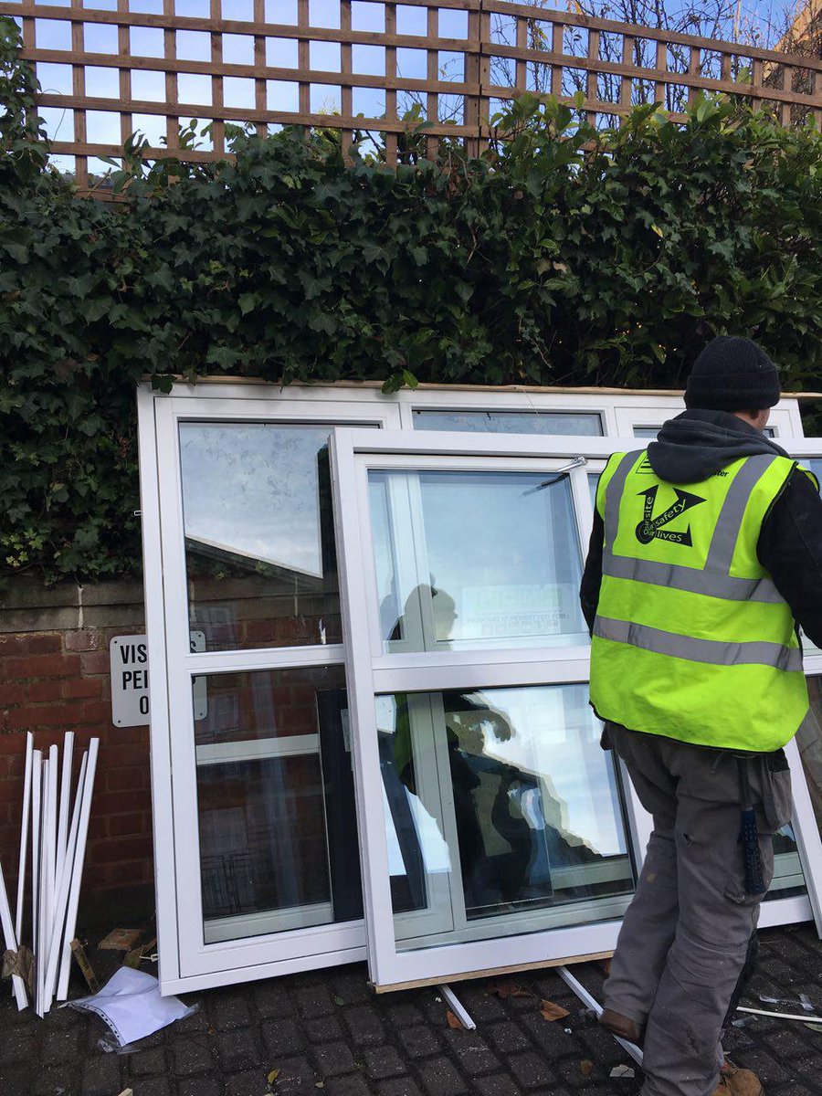 OldRoyalFree's tweet image. Today 12/12/17; improvised outdoor doubled-glazed window assembly team discovered preparing windows left-overnight to be fitted at Old Royal Free place overlooking Liverpool Road Rd. 8am start, no consultation w/other alarmed residents @Clarion_Group @familymosaic @circlehousing