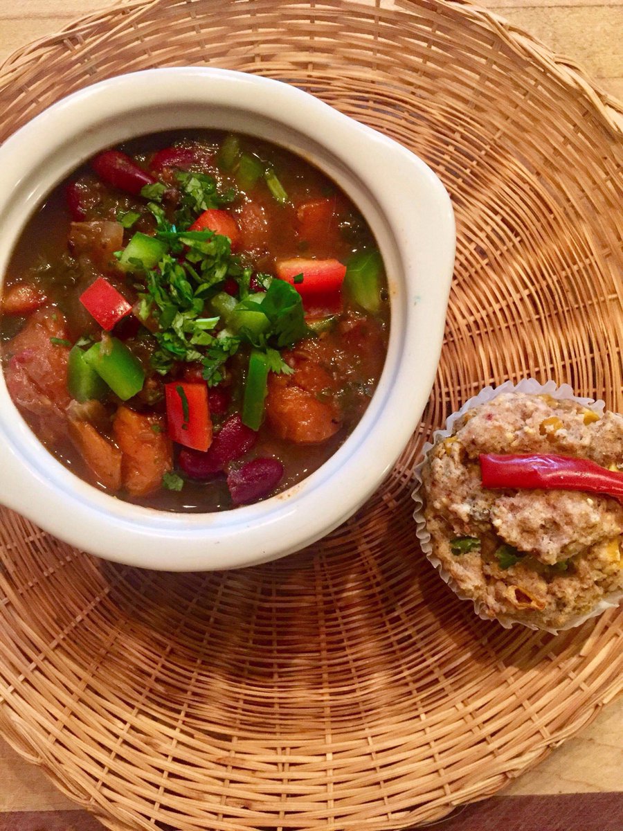 pure9925's tweet photo. Mmm hmm Organic Chili w/ Savory Corn Muffins #plantpower #protein #glutenfree #vegan #veggiepower https://t.co/ae0DGZHLaY