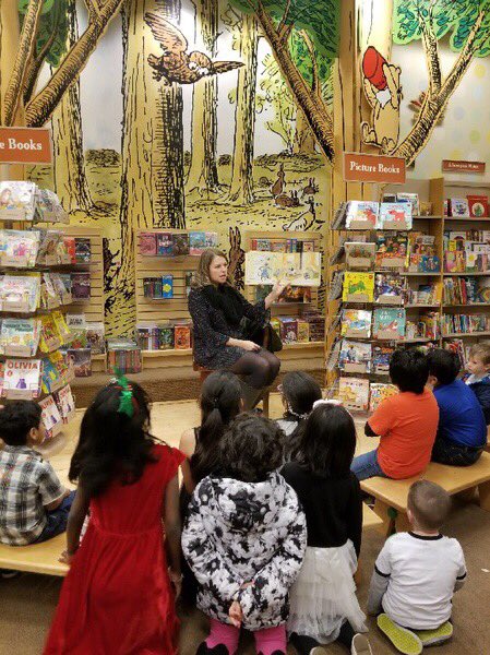 Thanks for the photos, Mrs. K! She caught me mid #SkippyJonJones at Barnes &amp; Noble night! <a href="/JMDragons5/">John Marshall School</a>