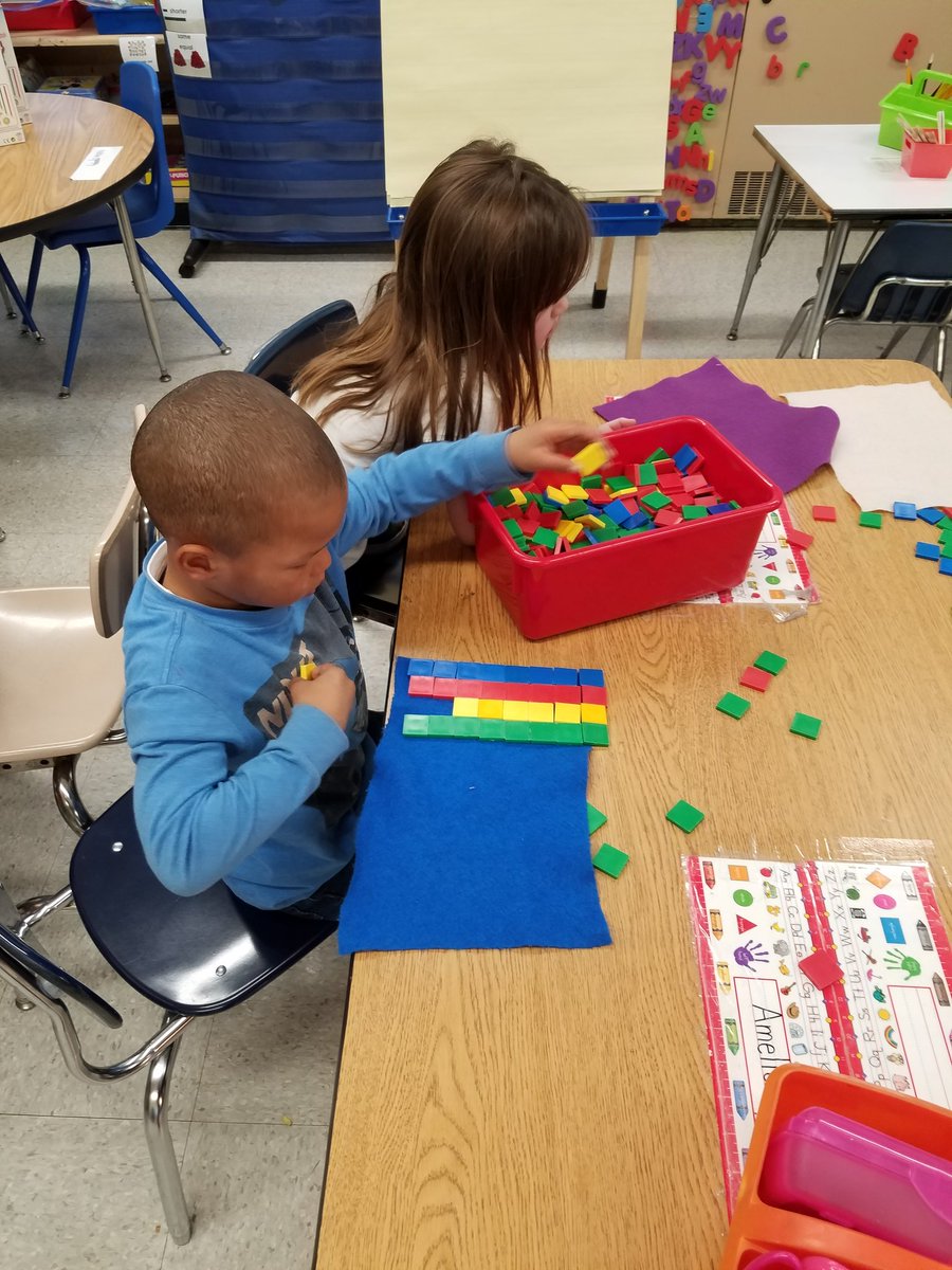 mrstobjy's tweet photo. Ss are always busy in kindergarten! #mathcenters #collaboration #xmascounting #dreambox https://t.co/jVvqsjvMvZ