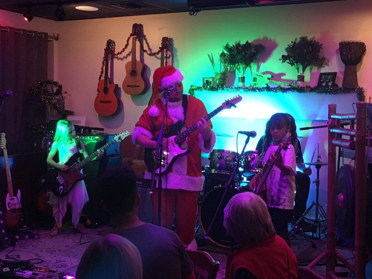 At 3rd and 3rd in Delray Beach listening to these kids rocking out, playing Pearl Jam and other select hits with their music teacher. This makes my heart happy ❤️. 10 year old girl bass player rocks, and her lead guitar buddy. Superb!