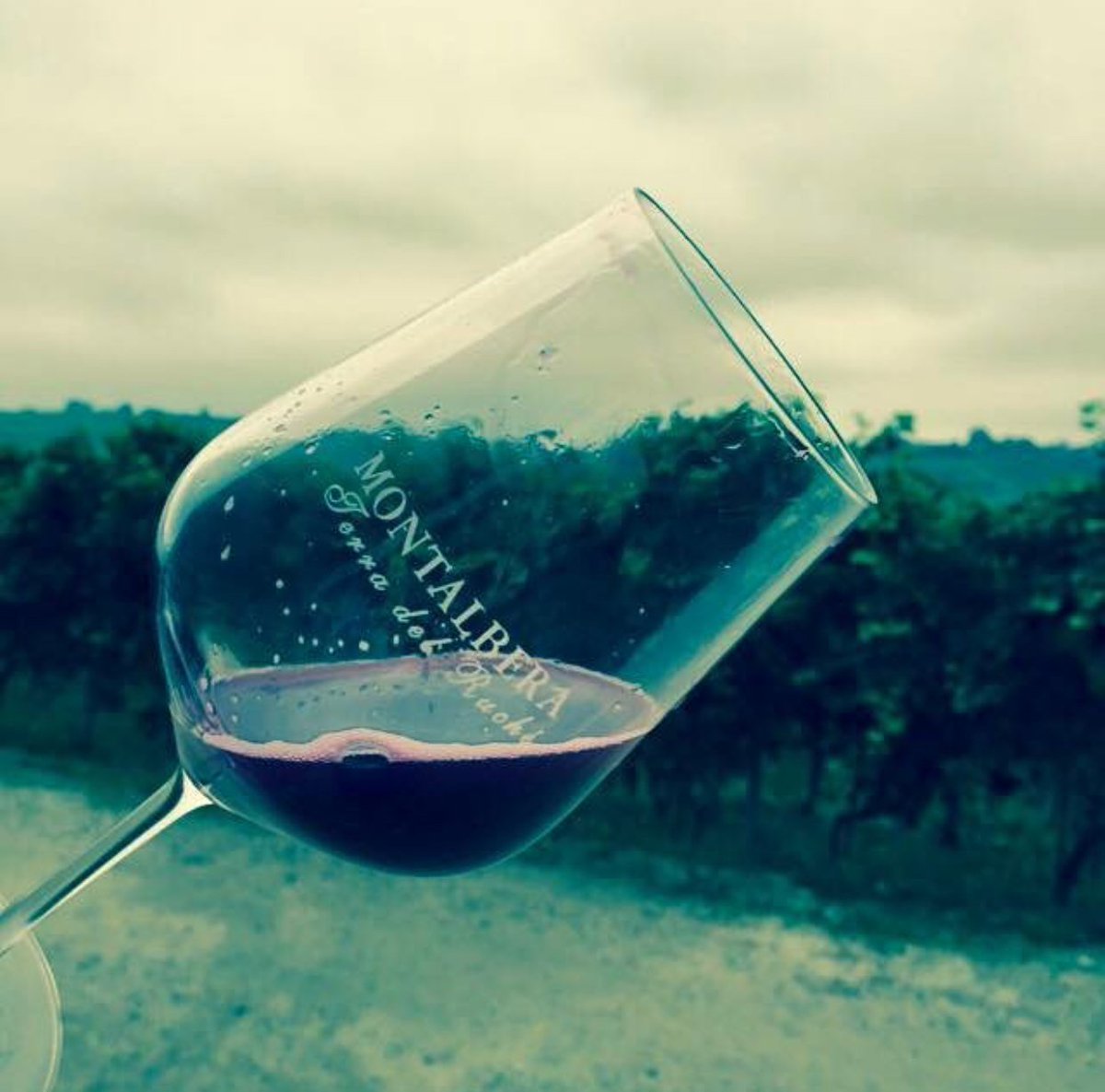 Montalbera Ruché: good to the last drop. #laccento #winemakers #castagnolemonferrato #rucheallday #winewithaview