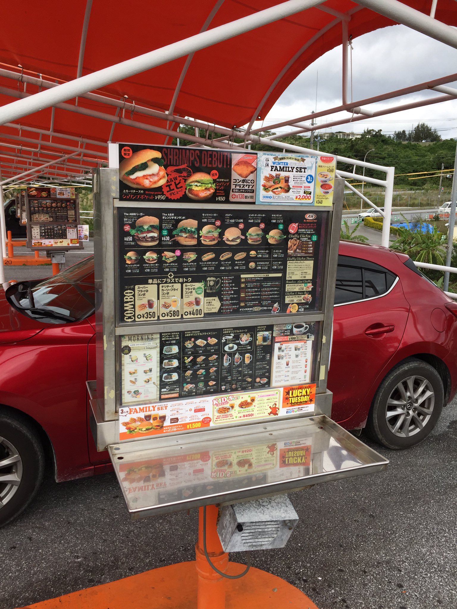 あ ん で ぃ A W沖縄1号店の屋宜原店で飲むサロンパスなう ﾟ 何回か沖縄来てるけど ちゃんとa W利用するの初めてです ルートビアの成分 なにかの根っこばっかりでまさに名前の通り 奇跡の薬を目指したそうなんやけど やっぱり薬