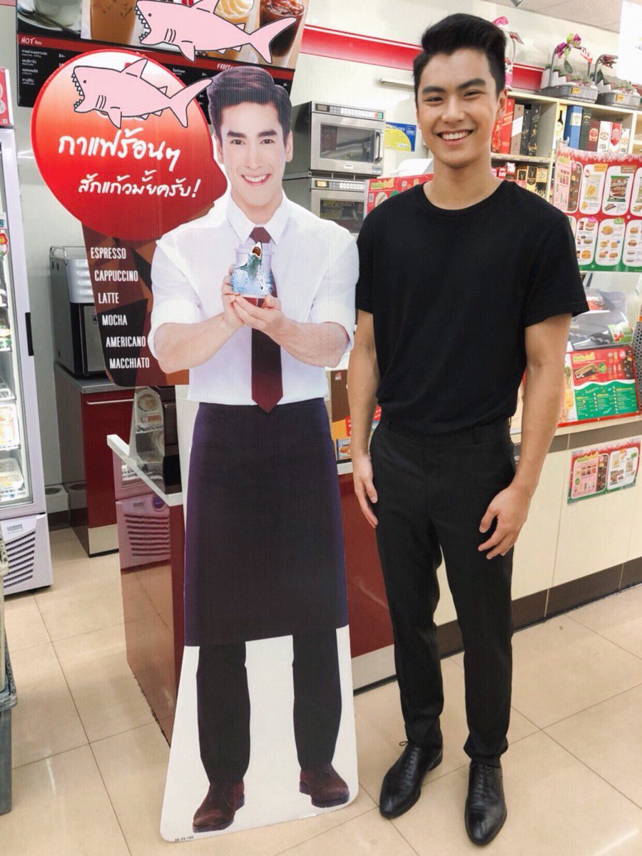 ohmpawatt's tweet photo. วันนี้ก่อนไปงานแวะเซเว่นเจอพี่ณเดชกับพี่ญาญ่า เลยขอถ่ายรูปซักหน่อย เขินจุง5555 แต่เสียดายพี่เค้าไม่คุยกับผมเลย😭 https://t.co/P0NV9G2nKJ