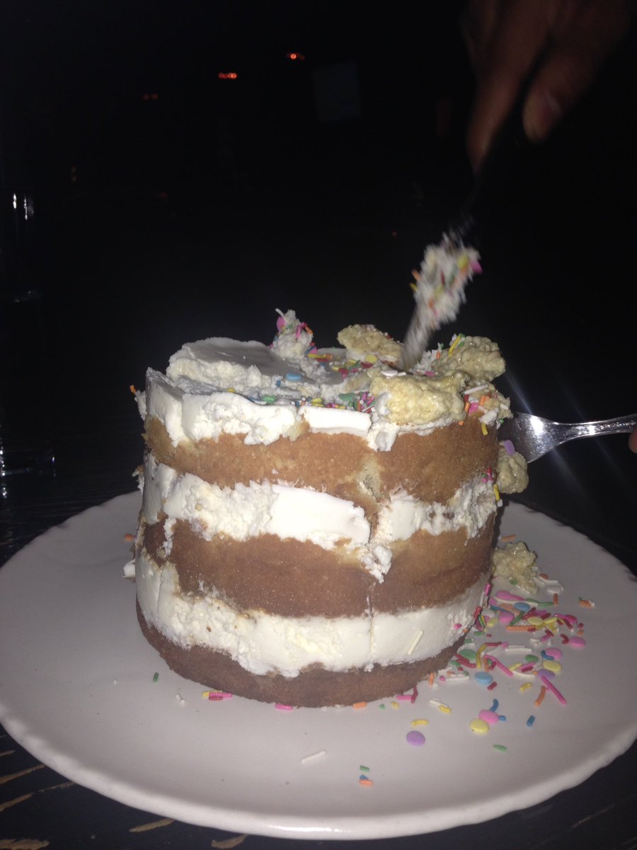 taliagarzagarza's tweet photo. What a beautiful birthday cake! #🎉 #🍰 #🎂#Monterrey #colmillo #friends #cake #foodlover #gettogether #celebration #3layercake #deliciousfood  @taliagarzagarza https://t.co/1ewwRuZOkV