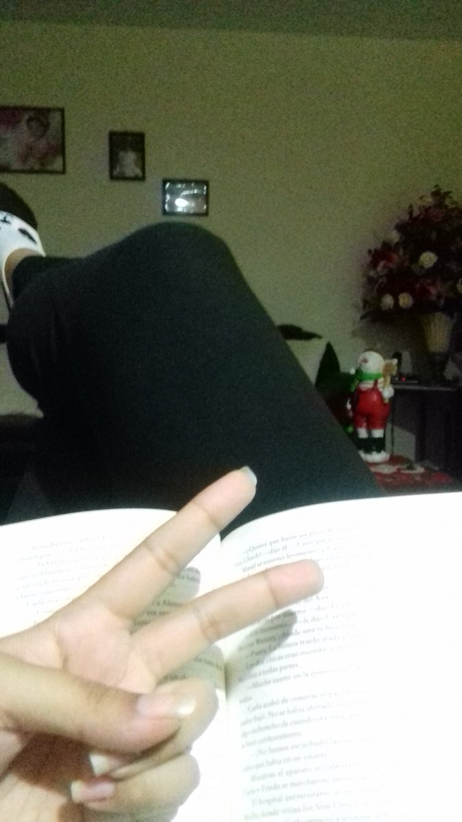 unafaby's tweet image. Acá en la fiesta del #ElPulso2M los envidiosos dirán que estoy sola, leyendo, y bebiendo champurrado con fachas de indigente.