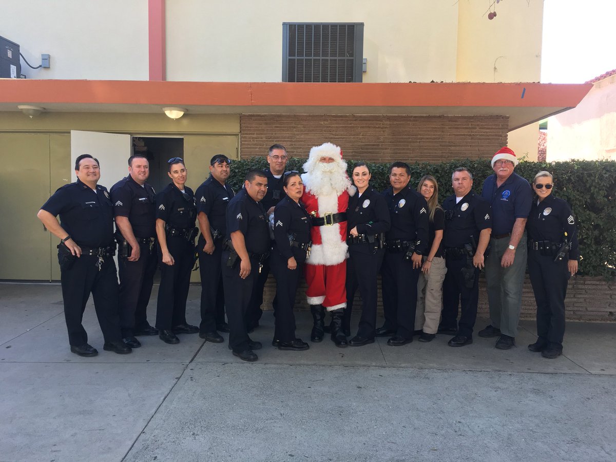 Dongrahamjr's tweet photo. This morning, your @LAPDNorthHwdDiv cops, @nhwdcadets and @NHCPAB and Santa visited five locations, and gave out over 300 gifts this morning.  Your coppers are bringin’ the Holiday Cheer! https://t.co/CJVrwfZN7F