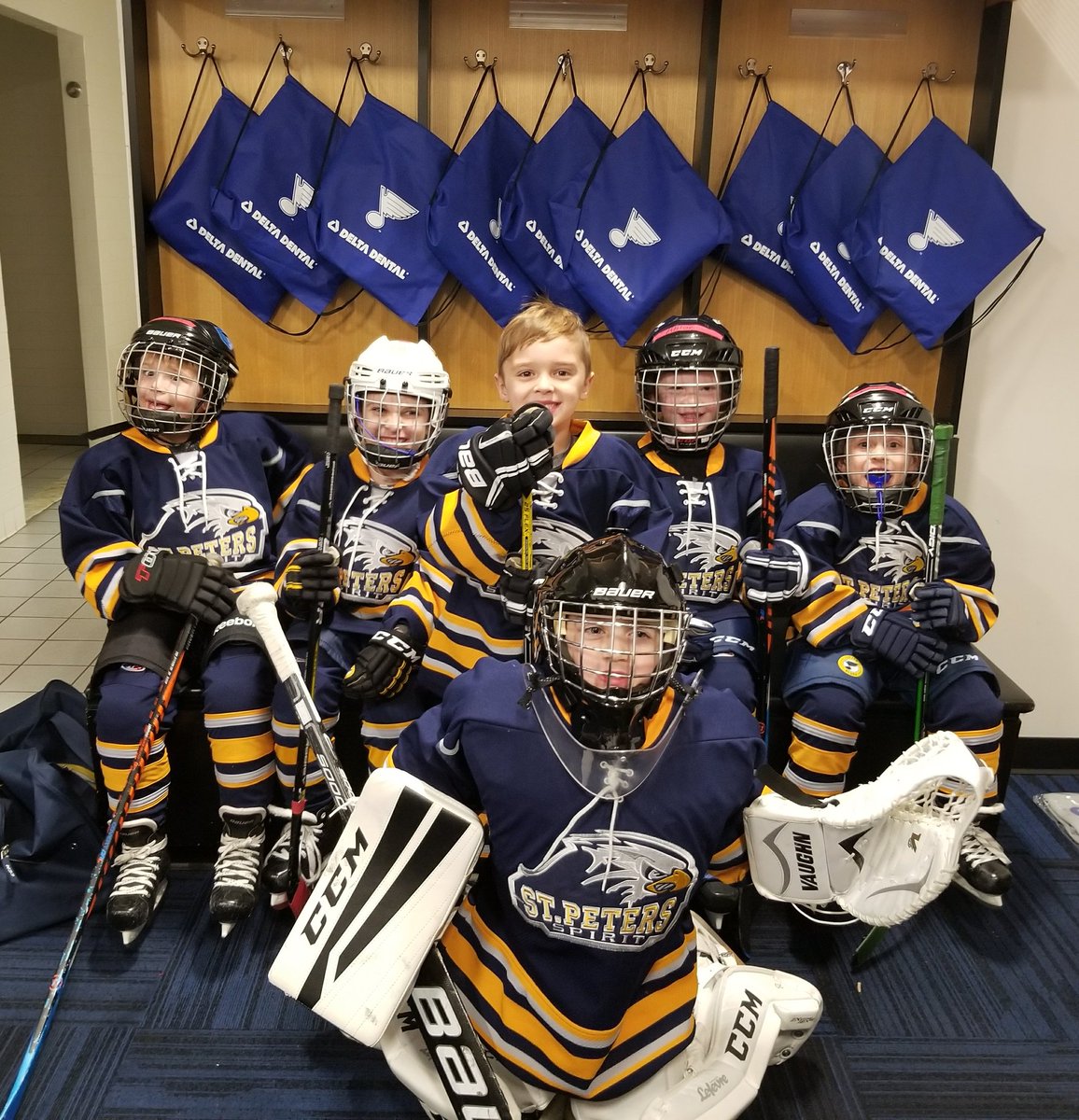 blueschick55's tweet photo. St. Peter's Spirit had a great time playing at the Blues Game tonight! @StLouisBlues @LouieSTLBlues #AllTogetherNowSTL https://t.co/bUIk53MpMt