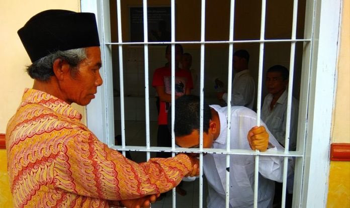 Ini Syarifudin, santri Kediri yg dituduh jd penadah krn tukartambahkan hpnya. Gus <a href="/AbidUmarFaruq/">Moh Abid Umar</a> gerakkan shbt2 Kediri, sgr advokasi! Pak @Jokowi tolong perintahkan Pak @DivHumasPolri keluarkan ipud dr bui. Jk perlu jaminan, sy kerahkan slrh kader utk jaminkan diri
#BebaskanIpud