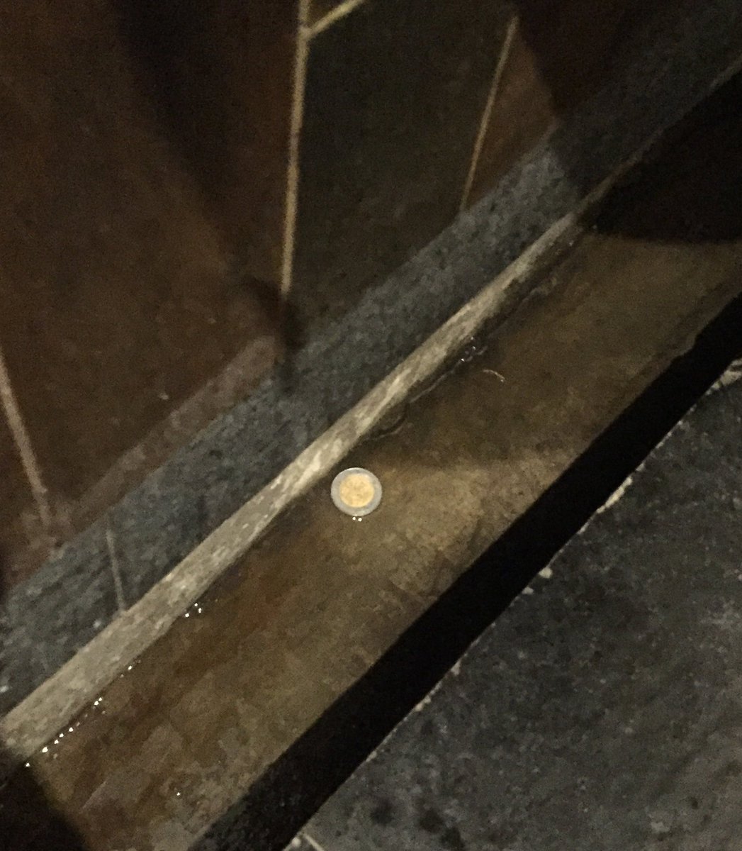 vampipe's tweet image. La fiesta de #ElPulso2M cada vez está mejor. Me acabo de encontrar $1 peso.