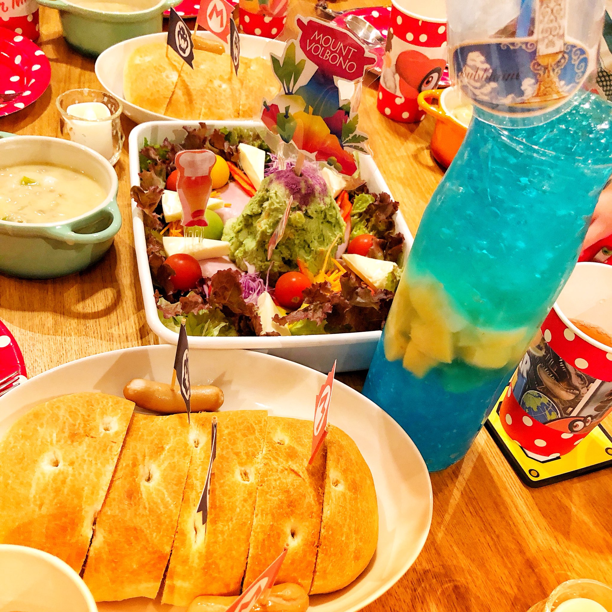 Twitter 上的 ベーグルさん テーマは スーパーマリオオデッセイ な子供の誕生日パーティー 料理の国の鍋に入ったカブのシチューと火山イメージのポテサラ 海の国の海をイメージして炭酸ゼリー 可愛くまとまりましたー キャラパーティー パーティーメニュー