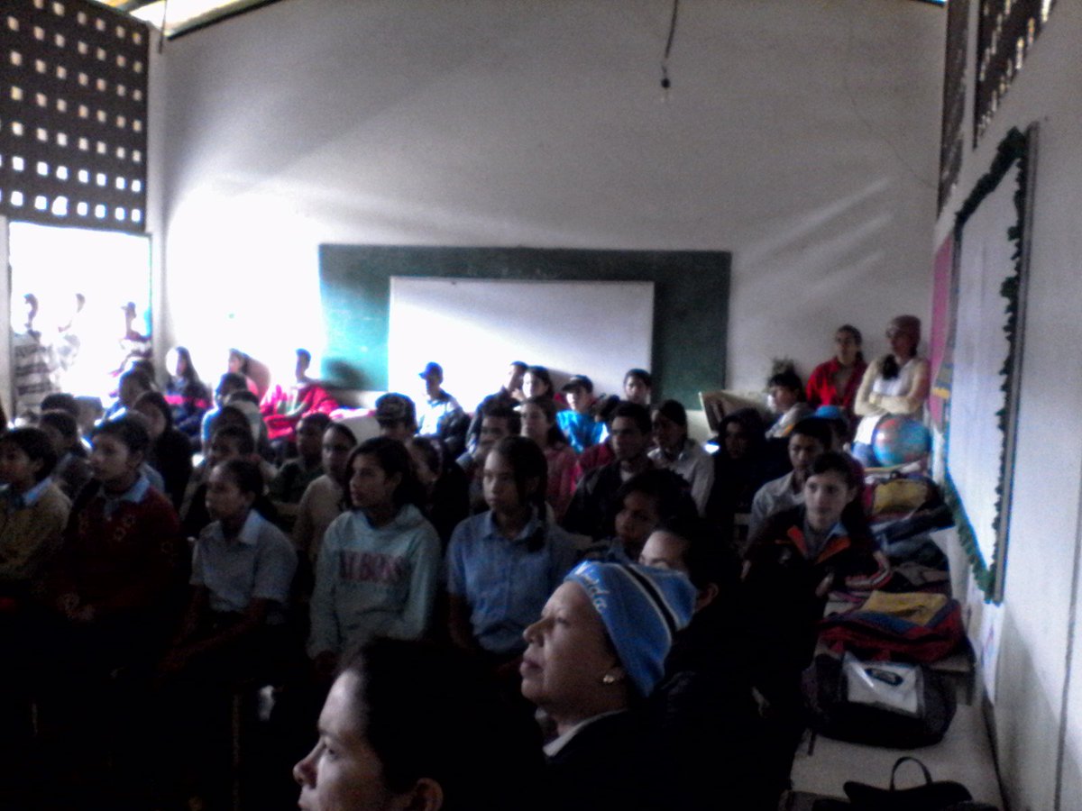 Mas de 120 personas Alumn@s Padres y Docentes de la Comunidad Parchal Humocaro Bajo Municipio Morán en formación Auto protección d sismo