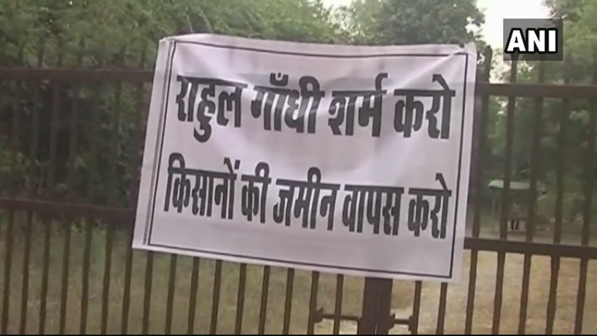 ANINewsUP's tweet image. Farmers held protest and raised slogans against Congress president-elect Rahul Gandhi in Amethi, say, our land that was given to Rajiv Gandhi Foundation should be returned to us or we should be given employment else we will demolish the structure built there &amp;amp; continue to protest