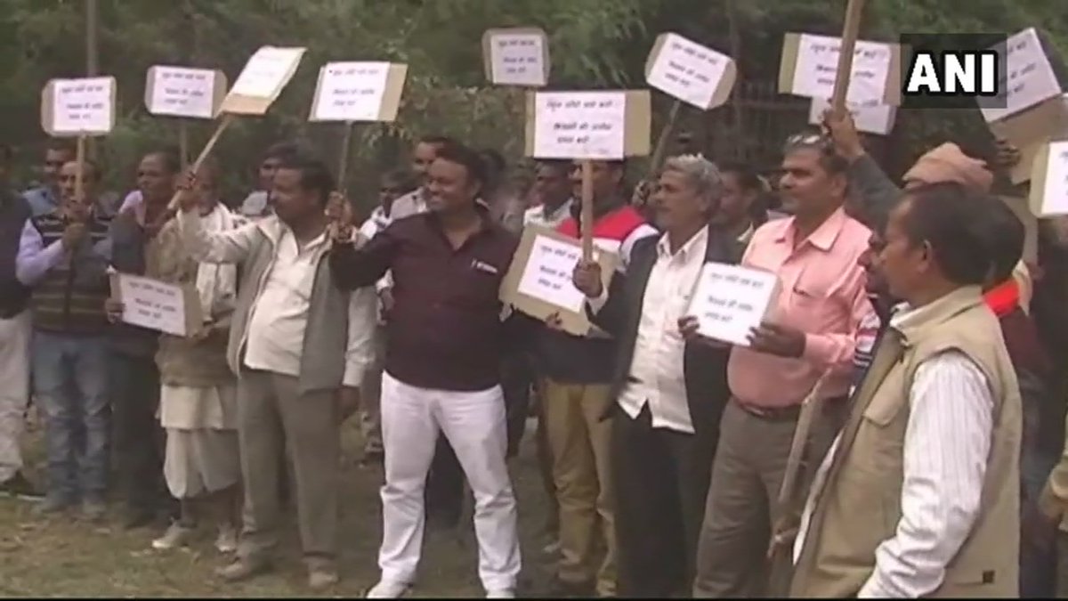 ANINewsUP's tweet image. Farmers held protest and raised slogans against Congress president-elect Rahul Gandhi in Amethi, say, our land that was given to Rajiv Gandhi Foundation should be returned to us or we should be given employment else we will demolish the structure built there &amp;amp; continue to protest