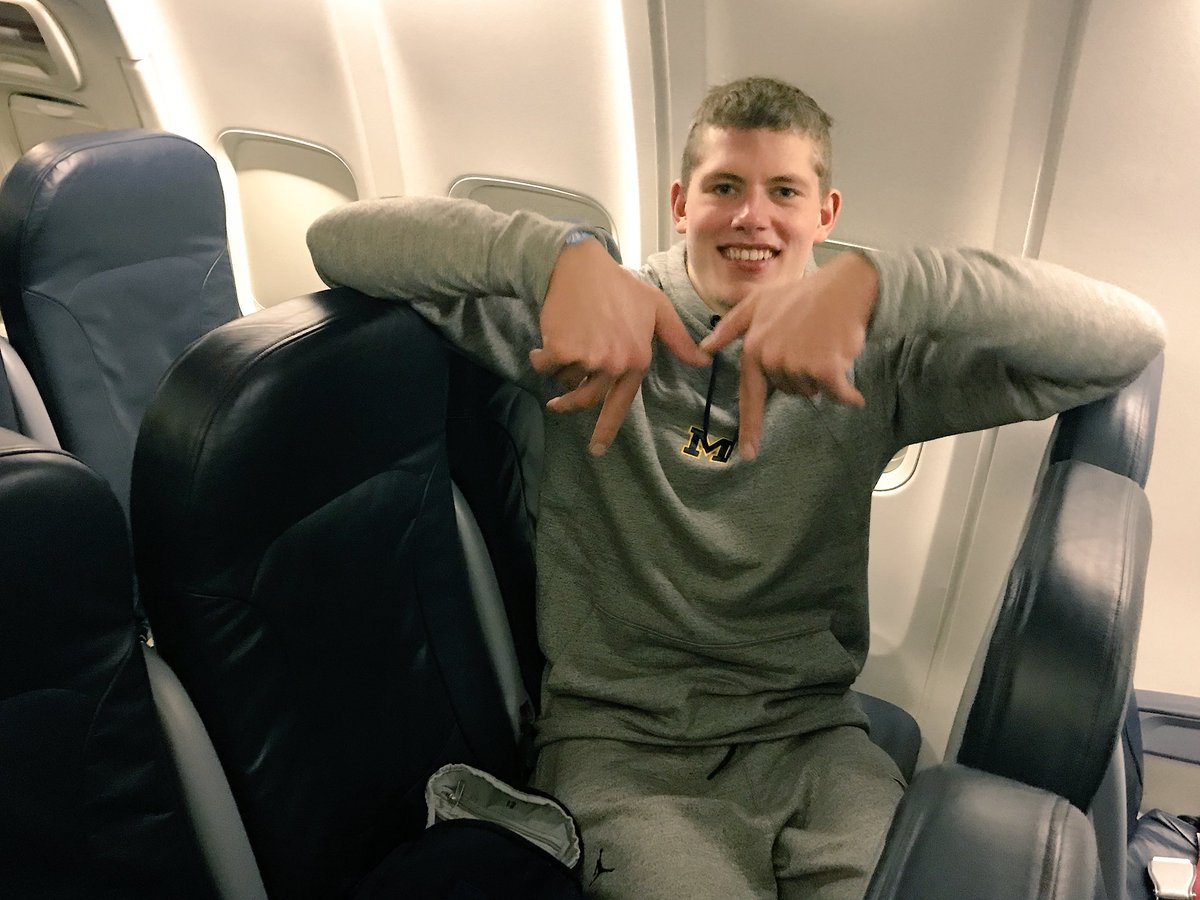 umichbball's tweet image. The ⭐️ at night are B1G and bright! Just ask @moritz_weasley ...

Someone is ready for the 🛫 ride home after a BIG 〽️🏀 road ‘W’

#GoBlue