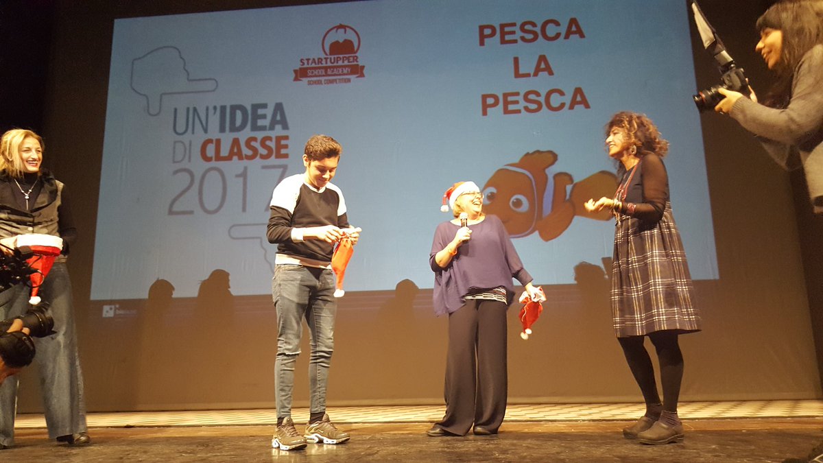 Spazi_Attivi's tweet photo. Prima della premiazione.... una tradizione natalizia di @BICLazio #PescaLaPesca ! #StartupperSchoolCompetition #SSA @RegioneLazio https://t.co/43WpTCCTtt
