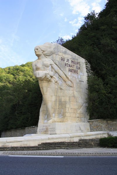 Virginiedu01's tweet photo. @bernard_montiel Mon petit village est içi en bas des vignes, c'est MAGNIFIQUE ! Nous avons le Monument des des Maquis de l'Ain https://t.co/CrrKa2E3nX Santé à tous les animateurs de https://t.co/kkqBTQN506 👍🥂C'est du vin naturel. EXTRA ! 😘 https://t.co/TPIEuRj9Y3