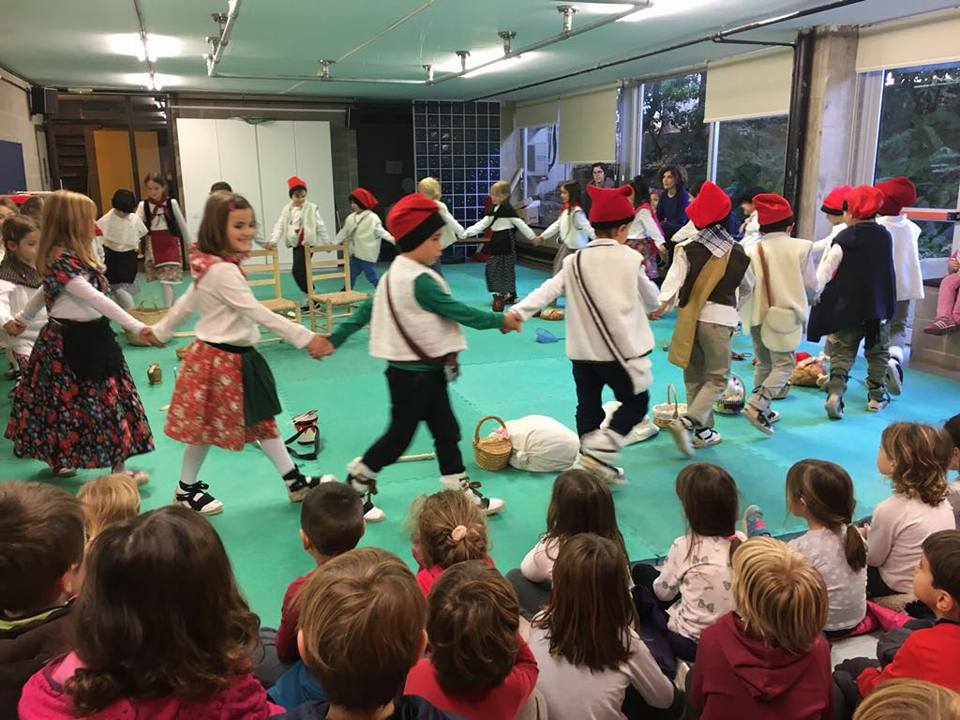 thaubarcelona's tweet photo. Els ratolins fem les Figures del pessebre als nens i nenes de P-3 i P-4. #2nprimària
#tempsdadvent
#thaubcn https://t.co/9eObow7McF