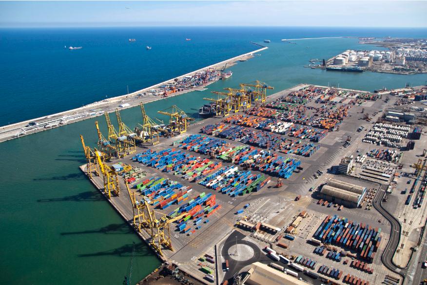 PortdeBarcelona's tweet photo. 📈 El Port de Barcelona té un creixement rècord al novembre en tràfic total (+48,5%) i contenidors (+57,5%). 
La càrrega contenitzada acumulada creix un 33,7% i impulsa el tràfic total de la instal·lació, que augmenta un 26%.
#Tràfics2017 #PortCompetitiu 
https://t.co/p97qVwQ02L https://t.co/Mk2b6YpQAS