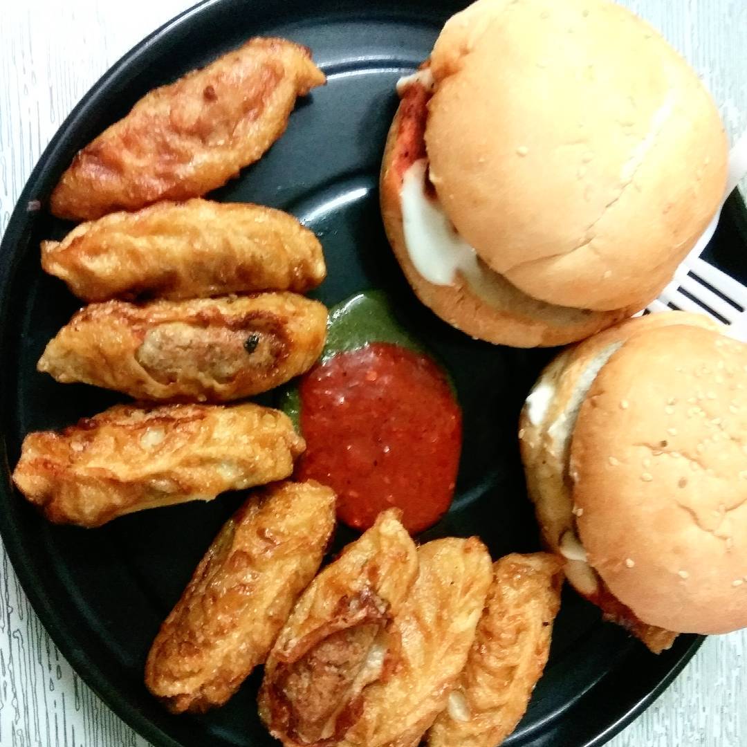 Wowmomo4u's tweet photo. Perfect combo for cold evening snack. Grab it now from your nearest wow momo outlet and enjoy the evening. #wowmomo #moburg #friedmomo #cheesy #CheeseLove #foodalert #Loveforfood #foodmania https://t.co/LWyyYwaIX8