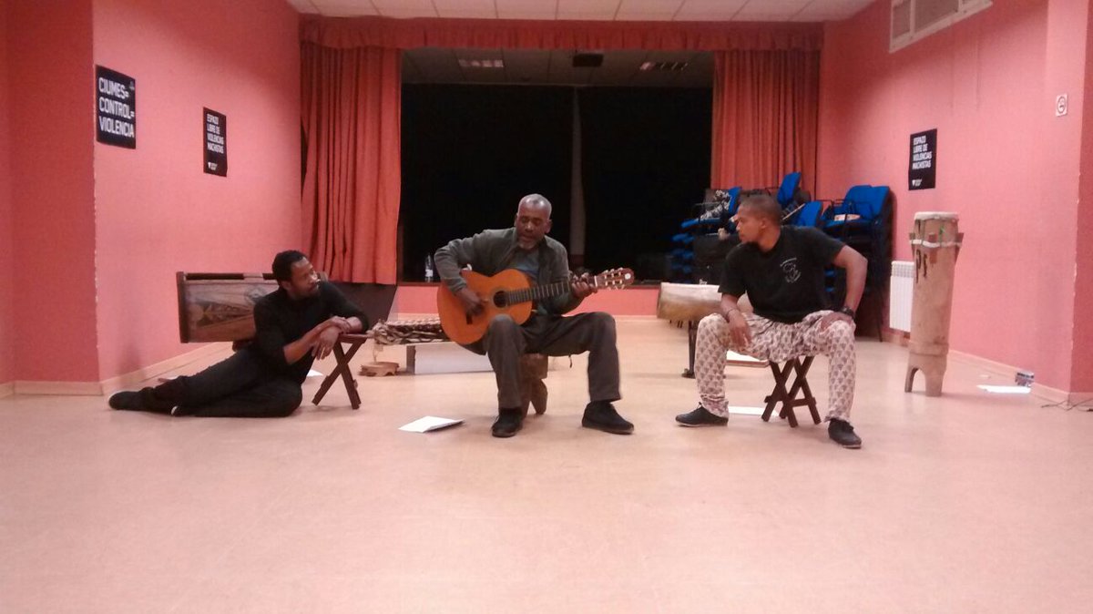 Buenos días! ¿Ya teneis vuestras entradas para ver "Manoliño Nguema, dos mundos que se tocan"? Recordad, teneis una cita este viernes en el Teatro Principal