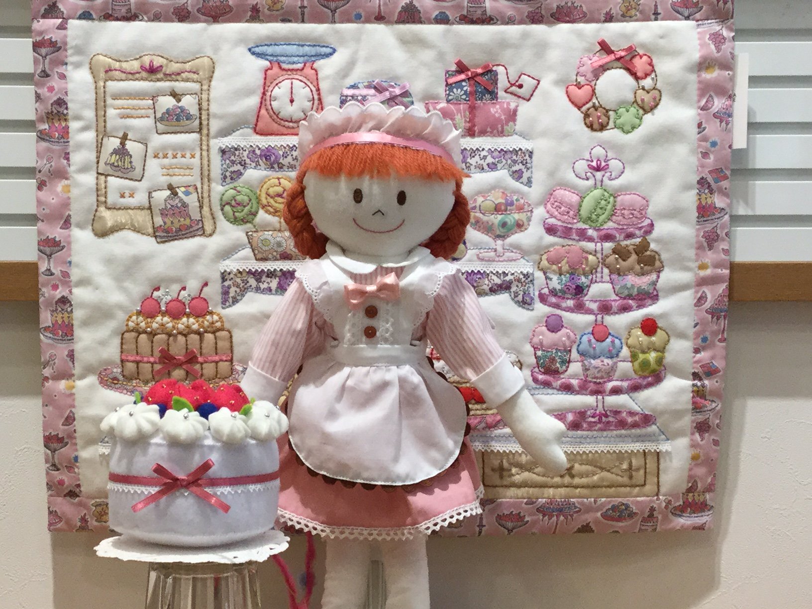 ホビーラホビーレ ニーナ＆アンナ 人形2体とアリスのドレス、他着せ替え服多数 ホビーラホビーレ ニーナ＆アンナ 人形2体とアリスのドレス、他