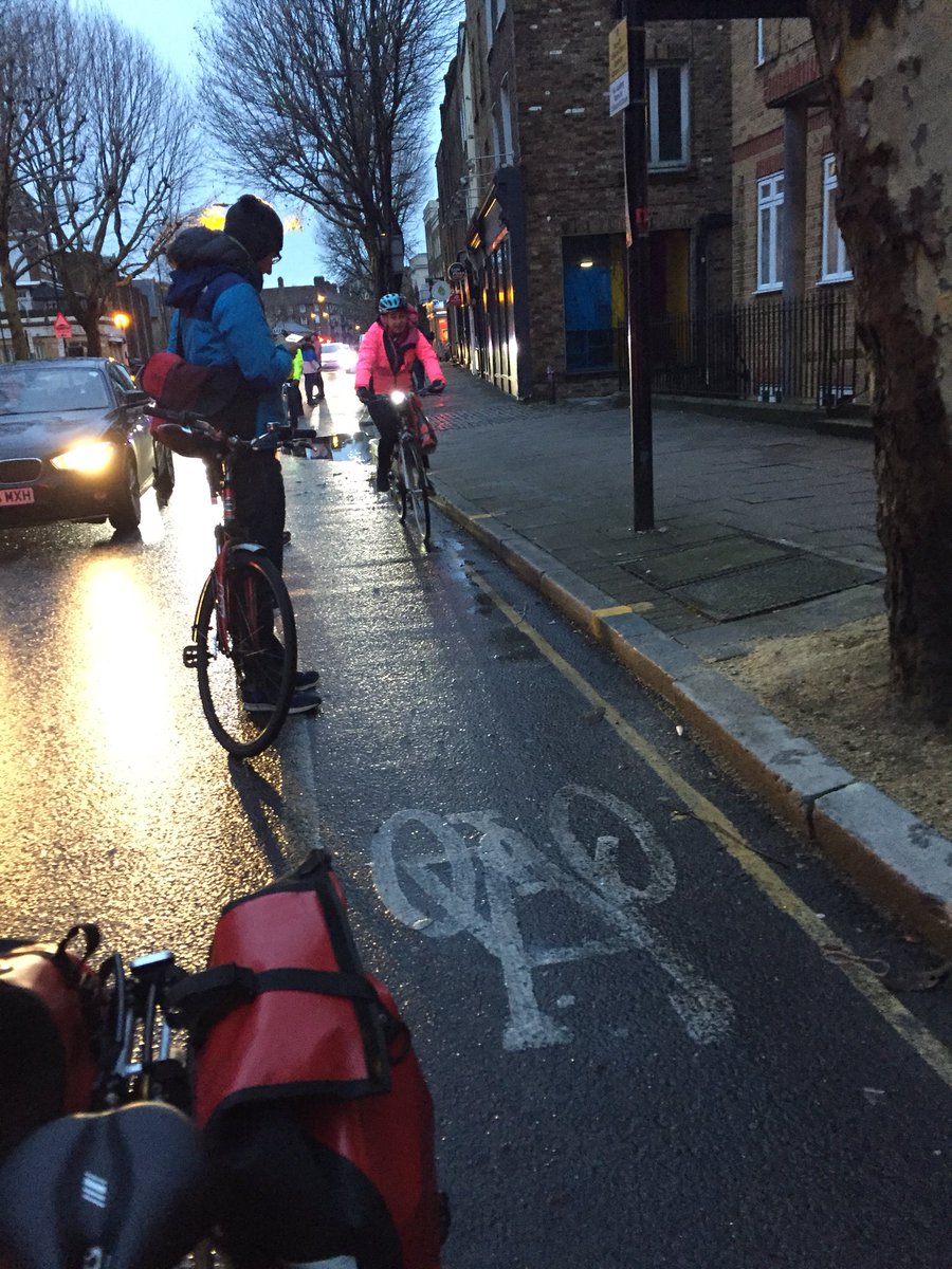jennyfmorgan's tweet photo. Still #makethelane in Penton street @FieldsHighbury @GreenLanesN16 #protectedcyclelanes #humanchain https://t.co/JSNzokx7AR