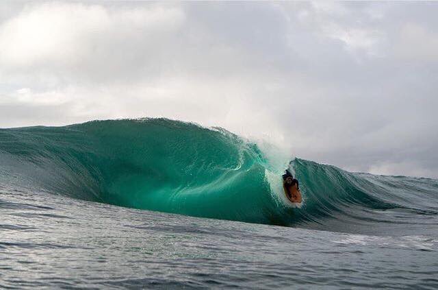 On aime tous partir à contre-bowl, et se mettre un bon barrel bien deep...
Sam Thomas pousse le vice un peu plus loin avec ce gros contre-slab !
pic: Simon Treweek