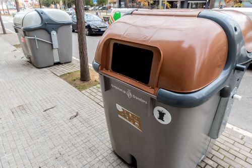 granollers's tweet photo. Seguim canviant els contenidors de #Granollers. Ara és el torn dels de matèria orgànica, ja hem començat en alguns carrers. #Reciclar la matèria orgànica estalvia energia i recursos. Gràcies per separar bé i fer millor el nostre medi ambient #Mesneteja #MediAmbient https://t.co/y62CP77sa1