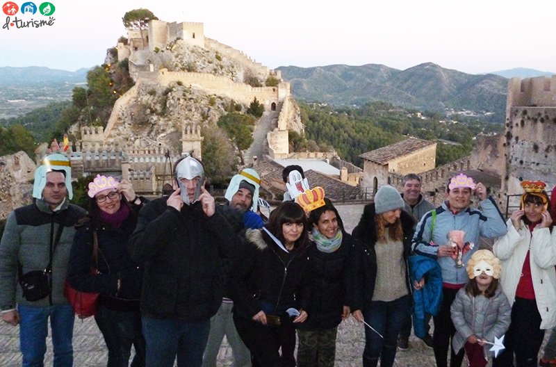 dturisme's tweet photo. 📸🏰 Estos amics feren el #photocall de @CastilloXativa.
Riguerem prou fent #fotos, a més els #xiquets van disparar el canó i algun va acabar #presoner al #castell de #Xàtiva
#XativaTurisme #dturisme #visitaGuiada #fotografia #familia #turismeFamiliar #conNiños https://t.co/Vv8Pz16x0I