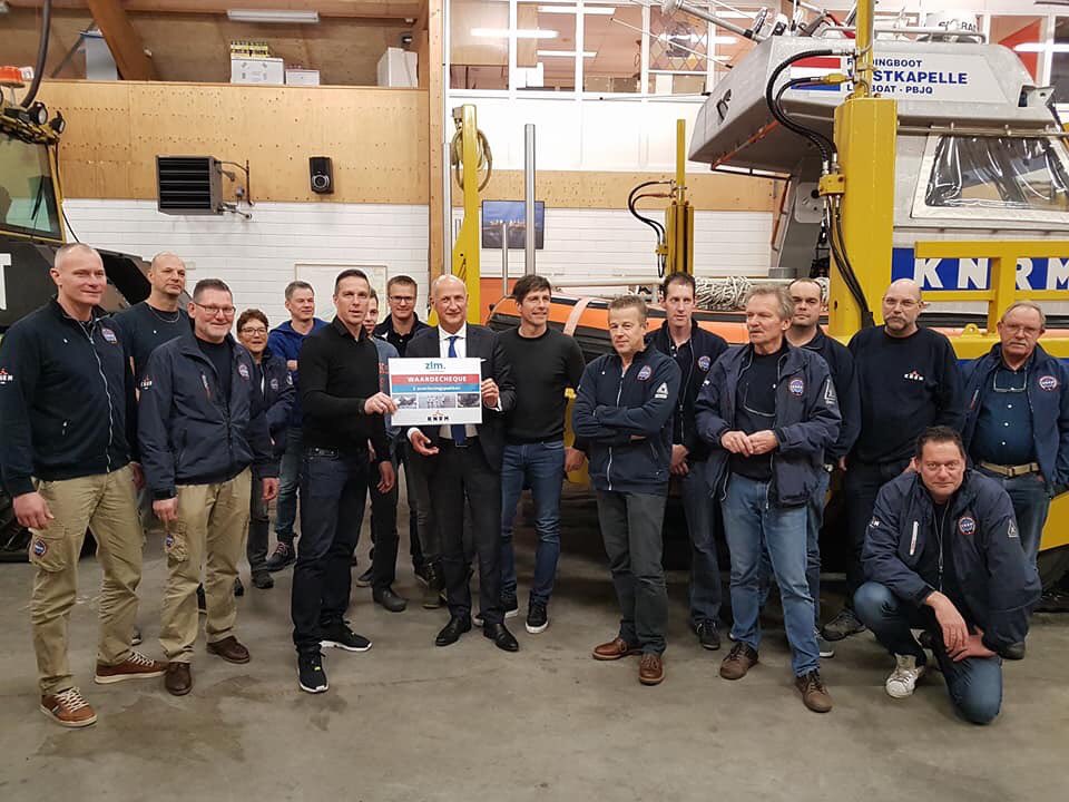 Team ZLM Verzekeringen liep tijdens Marathon Zeeland drie overlevingspakken bij elkaar voor de KNRM! Dinsdagavond kwamen Gérard en Dennis de Nooijer de cheque overhandigen en daar zijn we blij mee! #KNRM #ZLM