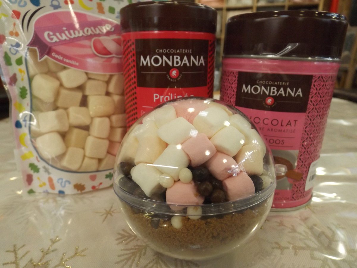 Table Décorée De Branches Darbres De Noël De Cônes De Noix Et De Boules De Noël Dezhit Fille Tenant Une Tasse De Chocolat Chaud Avec Guimauve Les