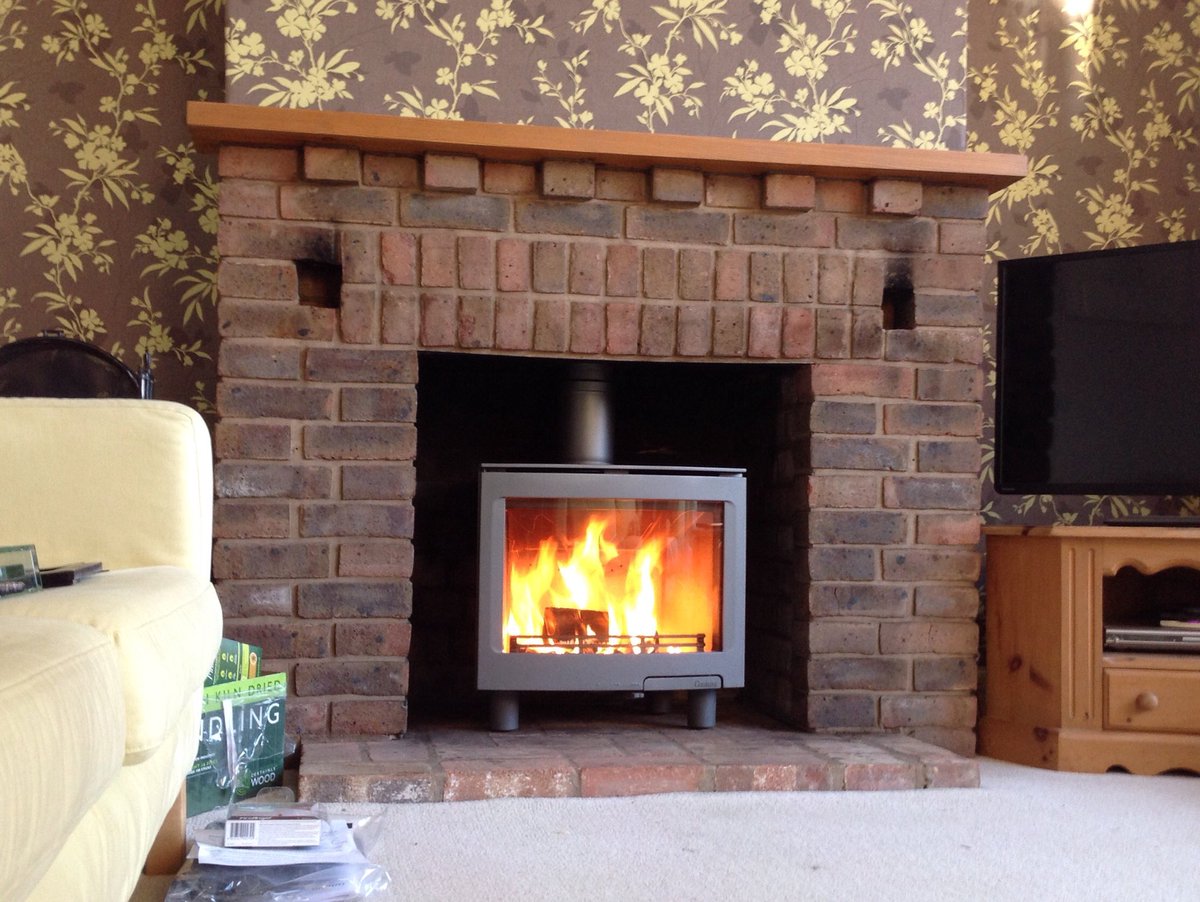 heatsourcerer's tweet image. #stove#inspiration#rutland - some fires are simply stylish and with lots of features including being #ecodesign#ready like this fab @ConturaStoves i5 fitted yesterday and burning amazingly with @kilndriedlogs kiln dried logs.