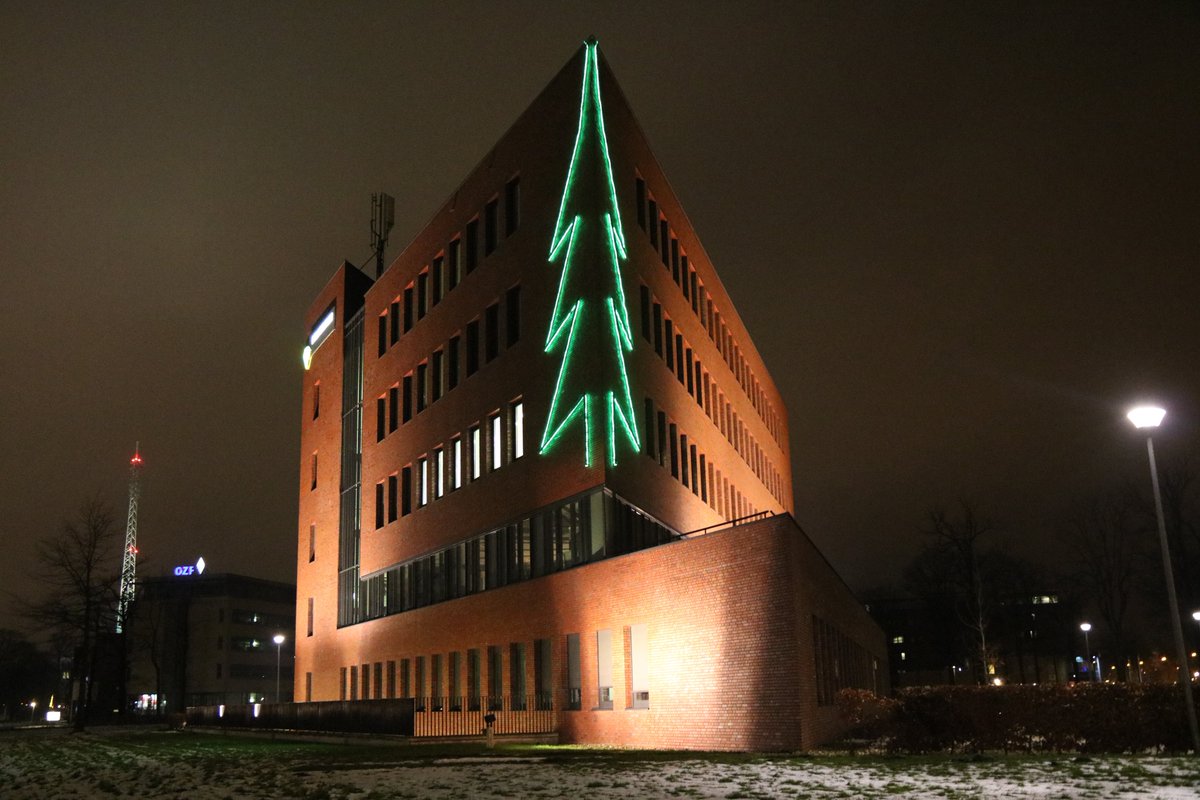 VoskampAlu's tweet photo. Als "Vormgevers in aluminium" hebben wij met @VoskampAlu deze prachtige kerstboom samen met @DuraVermeer voor hun kantoor in Hengelo mogen maken. #samensterkinmaatwerk #aluminium https://t.co/NDeN2ifxT0